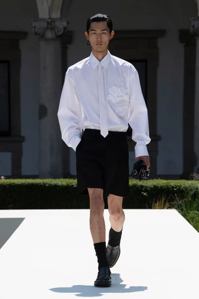 Look 50
